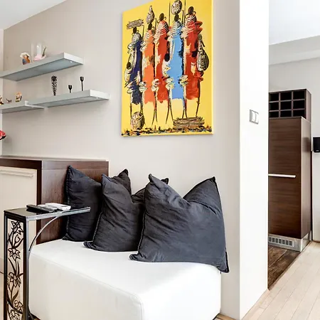 Compact And Calm Ground Floor 1br With Patio *