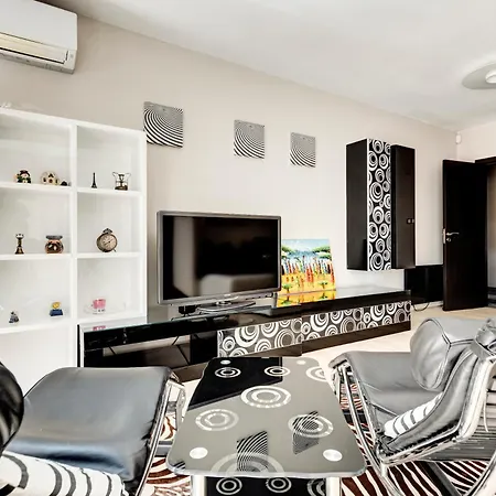 Compact And Calm Ground Floor 1br With Patio *