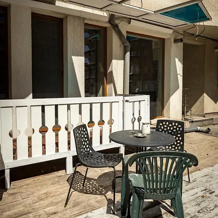 Compact And Calm Ground Floor 1br With Patio